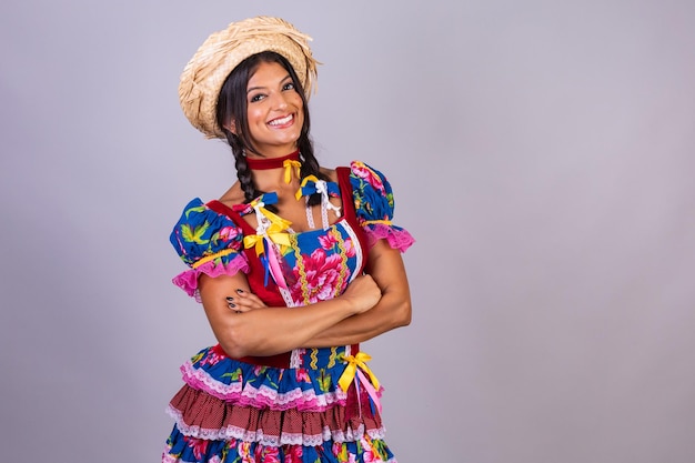 Femme brésilienne avec des vêtements de festa de sao joao festa junina photo horizontale posant pour la photo