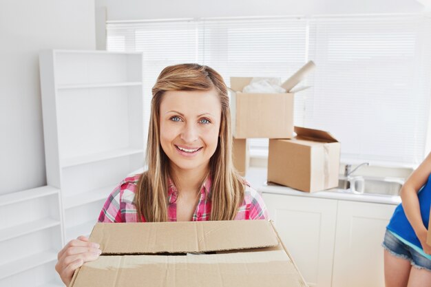 Photo femme brillante portant des boîtes à la maison