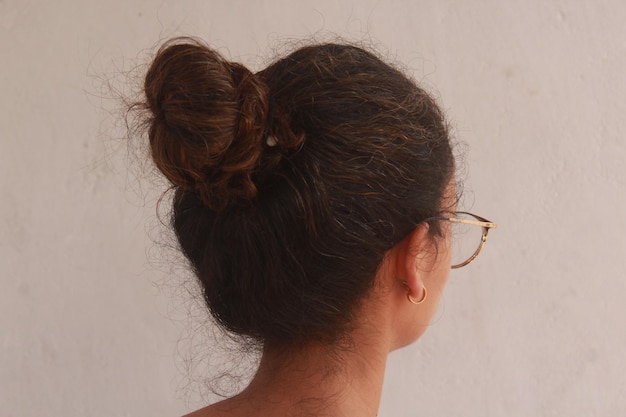 Une femme brune de l'arrière montrant ses cheveux.