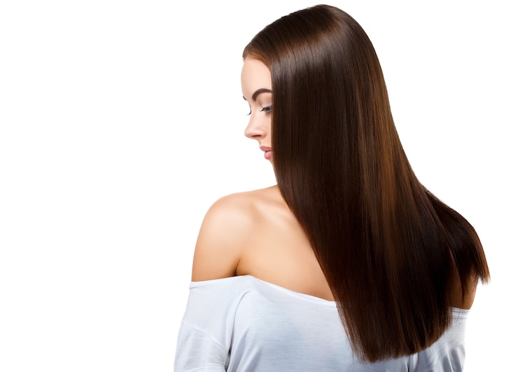 Photo femme brune de beaux cheveux longs avec le modèle féminin de coiffure de beauté