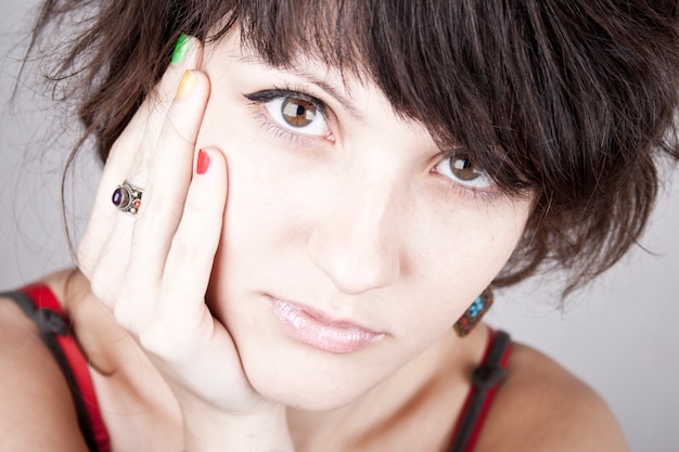 Femme brune avec des bracelets.