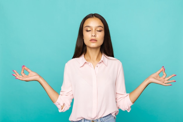 Femme brune dans une pose calme isolé