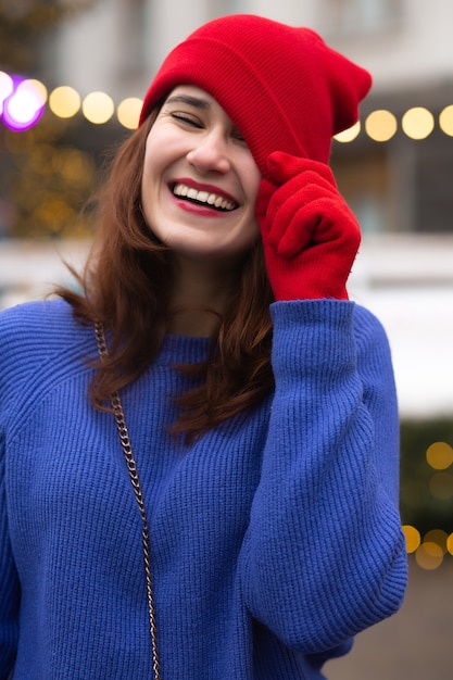 Femme brune drôle marchant à la foire de Noël