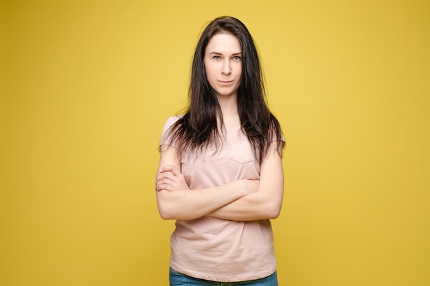 Femme brune élégante