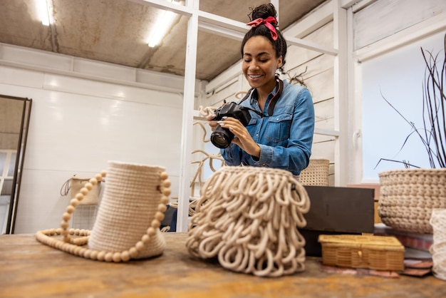 Femme brune faisant des photos de sacs faits à la main