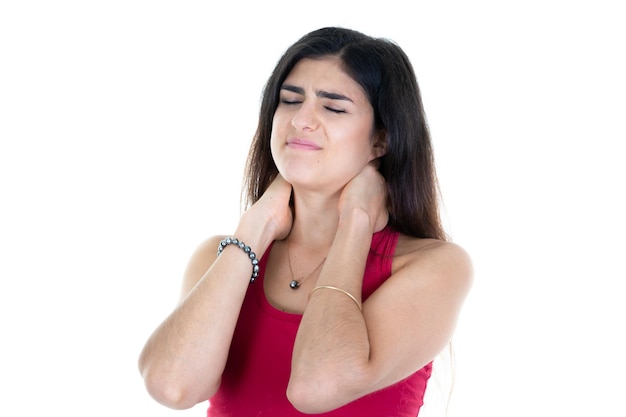 Femme brune gaie avec des mains de douleur à l'épaule du cou dans le massage du cou