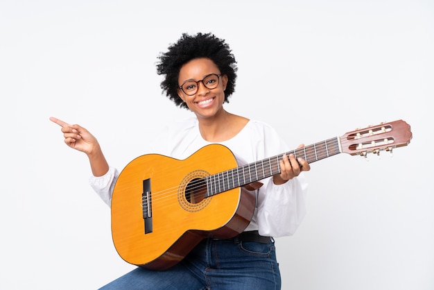 Femme brune avec une guitare sur fond blanc