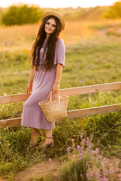 Femme brune avec panier pique-nique passer le week-end à l'extérieur en profitant de l'air frais belle nature