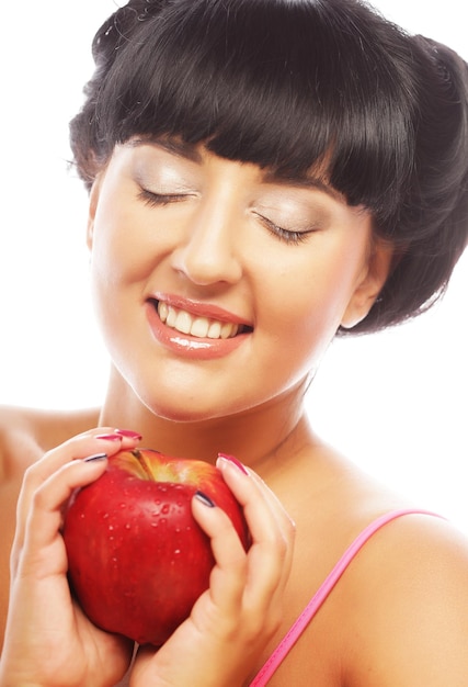 Femme brune avec pomme rouge isolé sur blanc