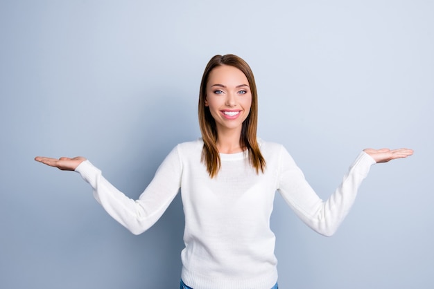 Femme brune posant contre le mur bleu clair