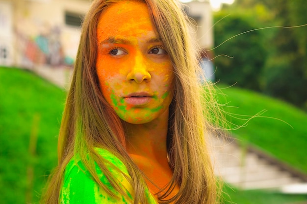 Femme brune avec de la poudre colorée regardant autour