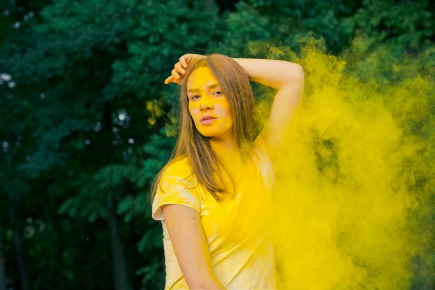 Femme brune avec de la poudre sèche qui explose autour d'elle