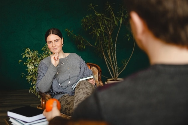 Photo une femme brune psychologue d'apparence européenne organise un rendez-vous avec un patient dans son bureau