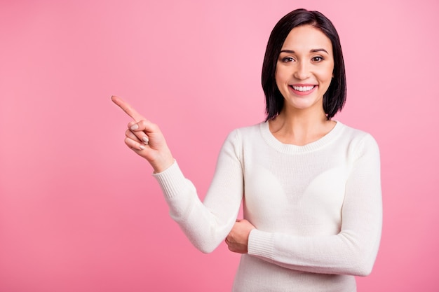 femme brune avec pull blanc isolé sur rose