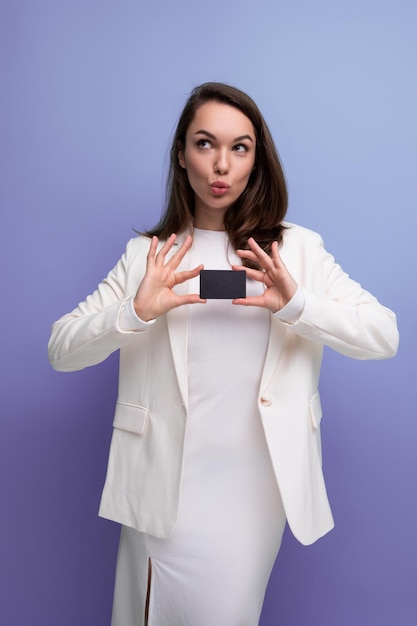 Femme brune soignée en tenue de bureau avec maquette de carte