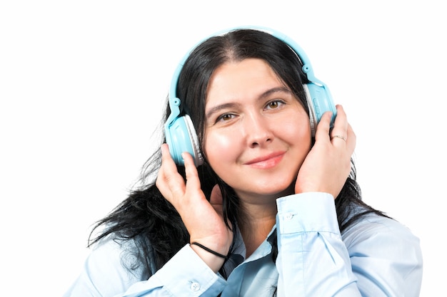 Femme brune souriante avec un casque isolé sur blanc