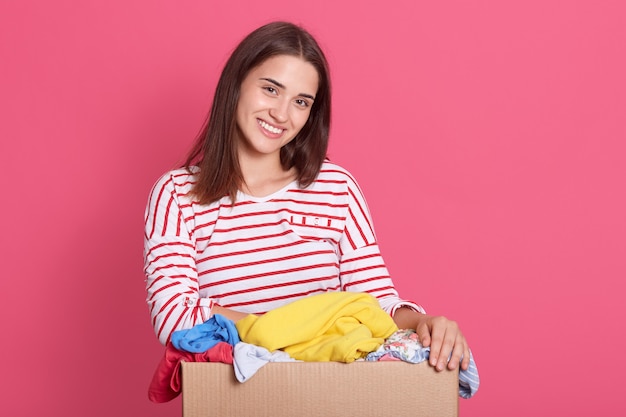 femme brune souriante robes chemise décontractée à rayures