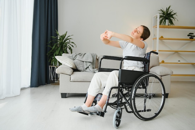 Femme brune travaillant sur fauteuil roulant à la maison