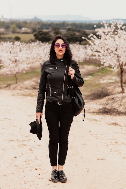 Femme brune avec veste en cuir