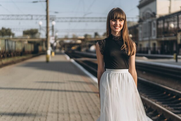 Femme brune voyageur sur la gare de raiway