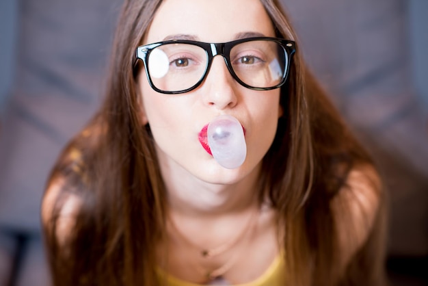 femme, à, bubble-gum