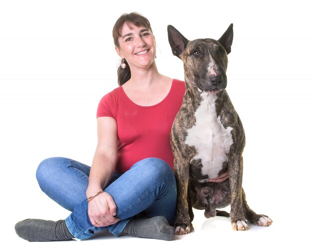 femme et bull terrier