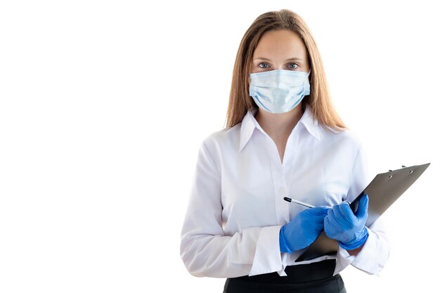 Femme de bureau Nouveau directeur des ventes normal Travail d'entreprise Femme d'affaires masque de protection gants prenant des notes sur le presse-papiers en regardant la caméra isolée sur l'espace de copie léger