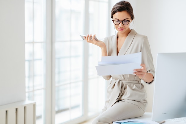 Femme, bureau, tenue, documents