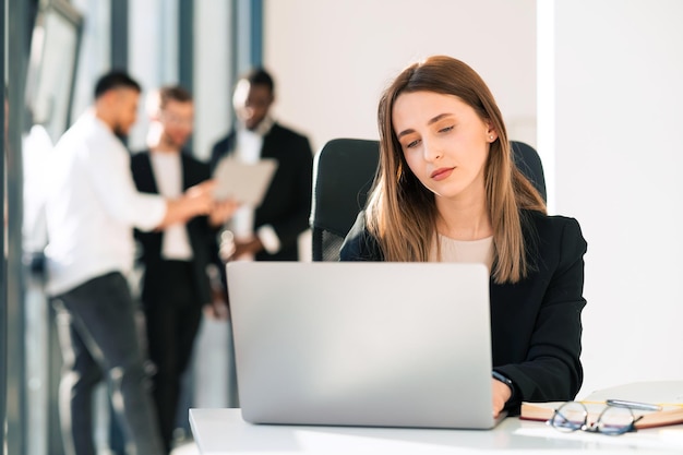 Femme de bureau travaillant sur ordinateur portable au bureau