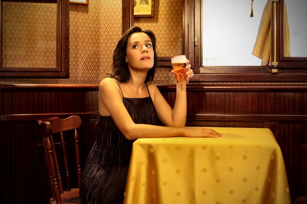 Femme buvant une bière