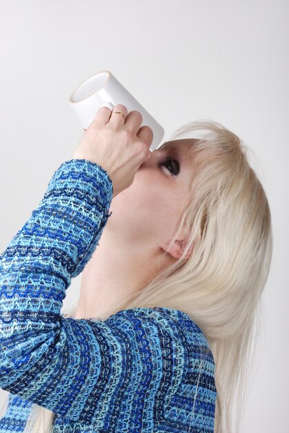 Femme buvant une boisson chaude