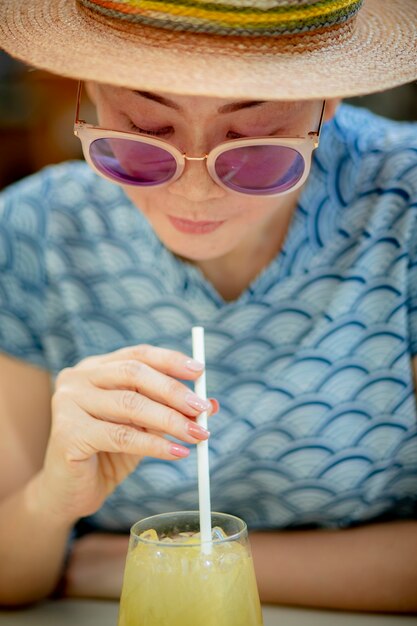 Femme buvant une boisson fraîche