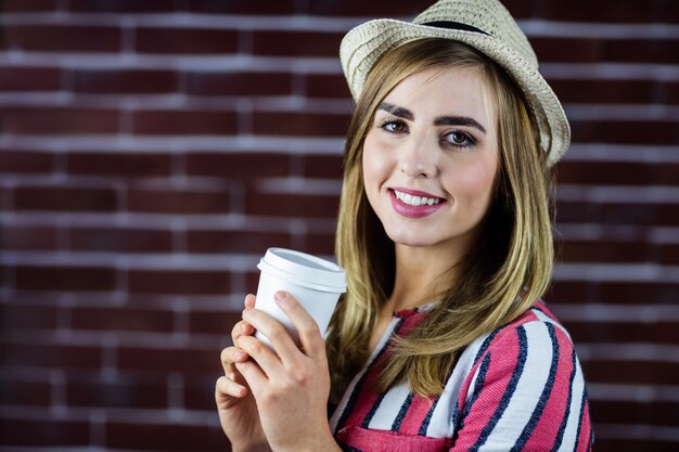 Femme buvant une boisson