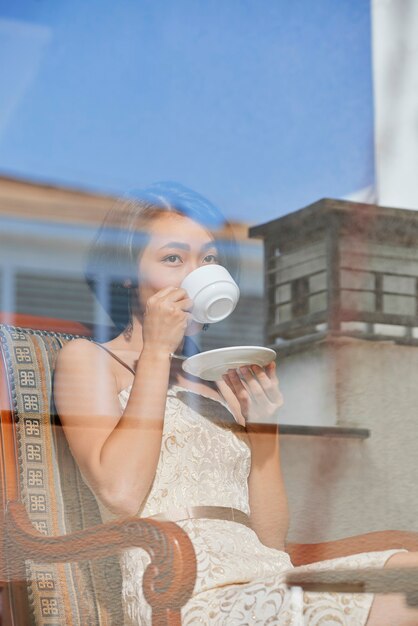 Femme buvant un café délicieux