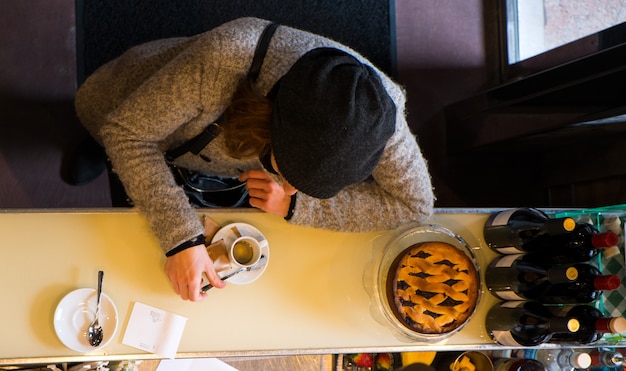 Femme buvant un café expresso italien