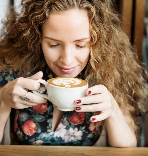 Femme buvant un café petit déjeuner Concept de rafraîchissement