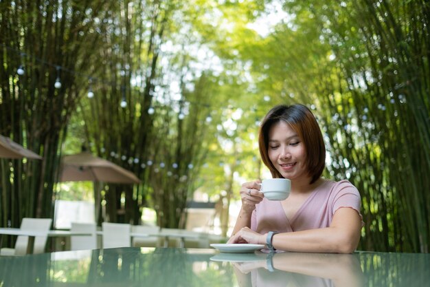 femme buvant du café chaud le matin, se détendre