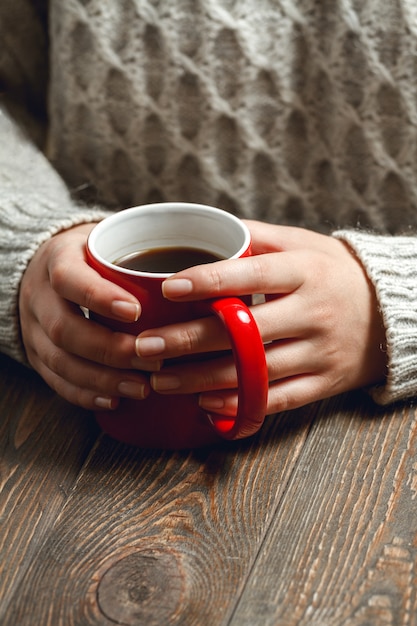 Femme buvant du café chaud sur la tasse