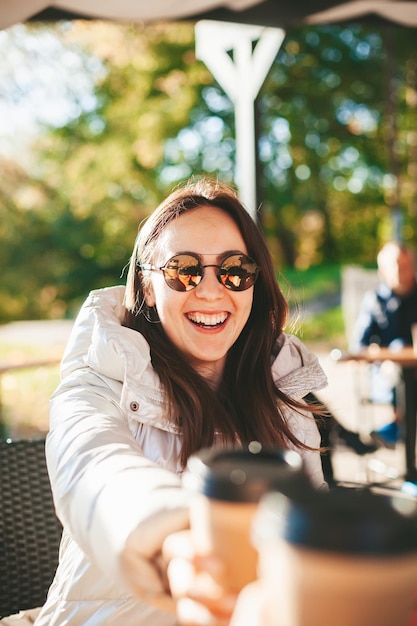 Femme buvant du café dans le café en plein air