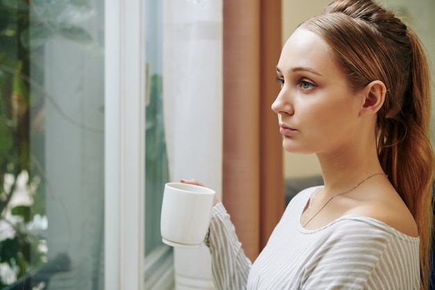 Femme buvant du café du matin