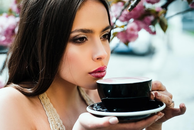 Femme buvant du café à l'extérieur de la routine matinale espresso americano cappuccino latte