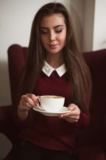 Femme buvant du café frais.