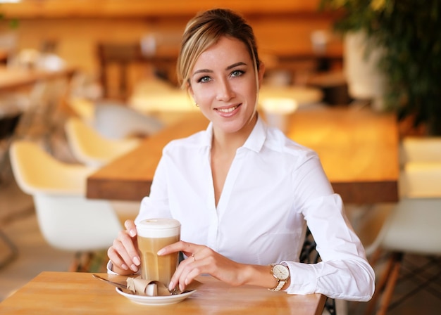 Femme buvant du café le matin au restaurant