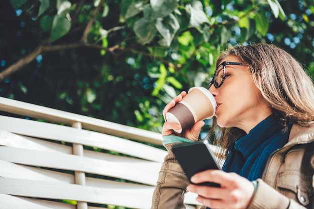 Femme buvant du café en plein air