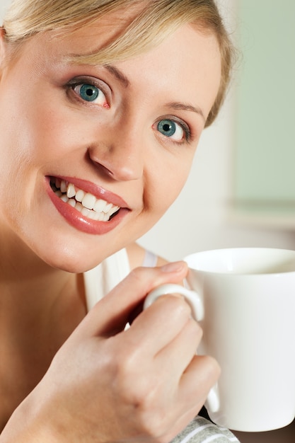 Femme buvant du café