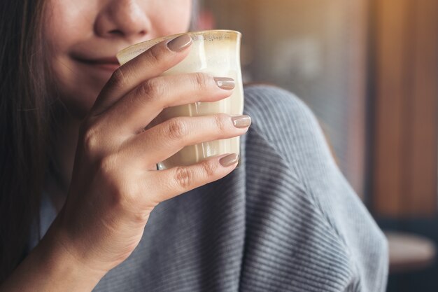 femme buvant du café