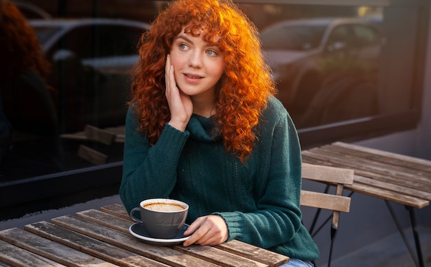 Photo femme buvant du chocolat chaud au café