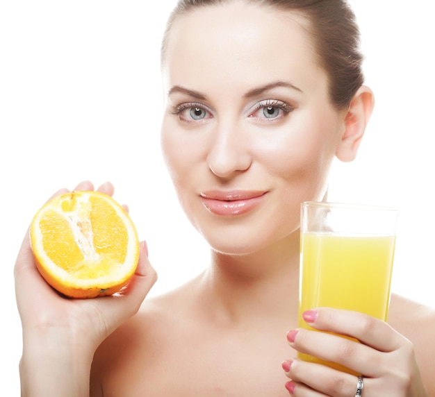 Femme buvant du jus d&#39;orange