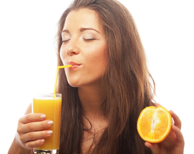 Femme buvant du jus d&#39;orange