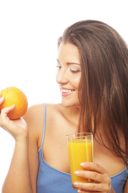 Femme buvant du jus d&#39;orange